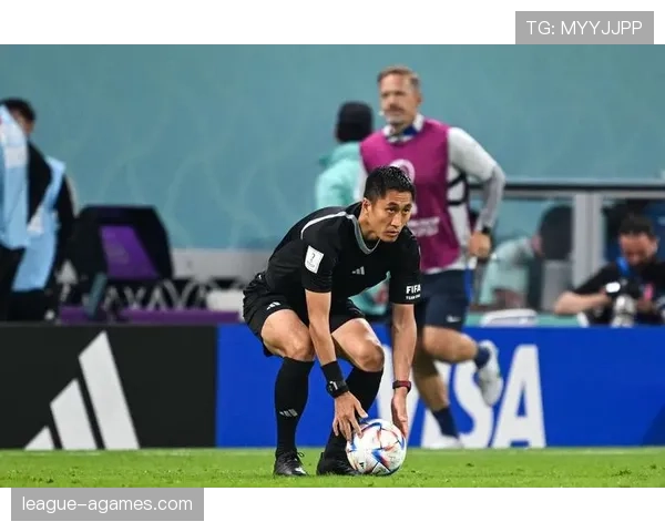 被换下球员场边抗议，裁判能否出牌？